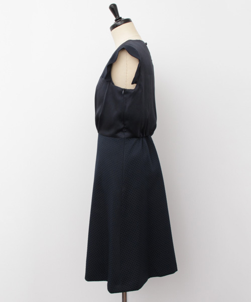 URBAN RESEARCH（アーバンリサーチ）の「UR COUTURE MAISON　異素材切り替えワンピース（ワンピース・レディース・ベージュ/ネイビー/ブラック・38）」の5枚目の写真