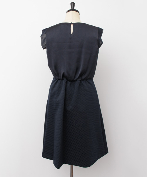 URBAN RESEARCH（アーバンリサーチ）の「UR COUTURE MAISON　異素材切り替えワンピース（ワンピース・レディース・ベージュ/ネイビー/ブラック・38）」の6枚目の写真