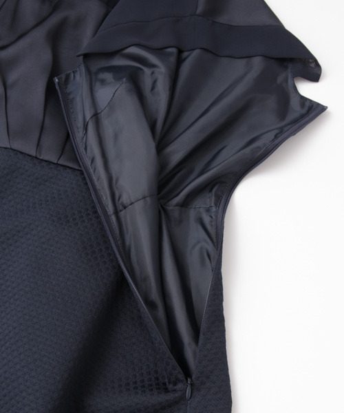 URBAN RESEARCH（アーバンリサーチ）の「UR COUTURE MAISON　異素材切り替えワンピース（ワンピース・レディース・ベージュ/ネイビー/ブラック・38）」の10枚目の写真