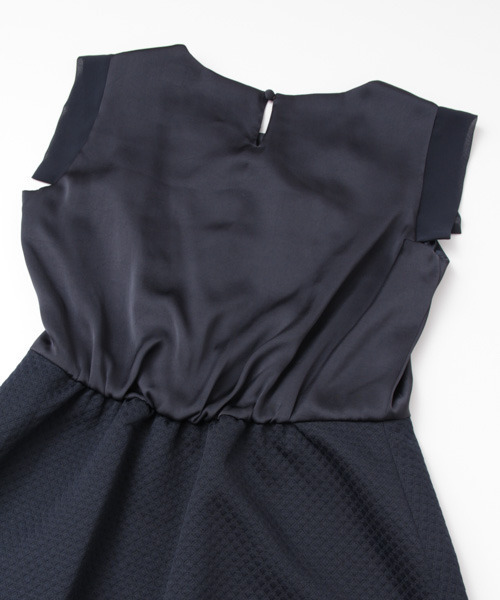 URBAN RESEARCH（アーバンリサーチ）の「UR COUTURE MAISON　異素材切り替えワンピース（ワンピース・レディース・ベージュ/ネイビー/ブラック・38）」の12枚目の写真