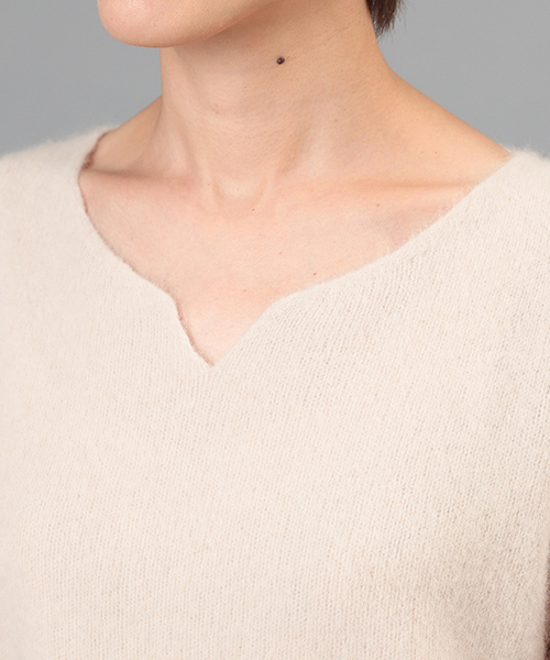 RIVE DROITE（リヴドロワ）の「ラクーンハートネックプルオーバー（ニット/セーター・レディース・ブラック/ライトベージュ/サックスブルー・FREE）」の4枚目の写真