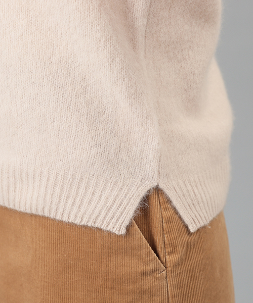 RIVE DROITE（リヴドロワ）の「ラクーンハートネックプルオーバー（ニット/セーター・レディース・ブラック/ライトベージュ/サックスブルー・FREE）」の6枚目の写真