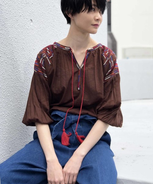 PICCIN（ピッチン）の「【WEB限定】カラフルエスニック刺繍ブラウス（シャツ/ブラウス・レディース・ネイビー/ブラウン/オフホワイト・MEDIUM）」の3枚目の写真