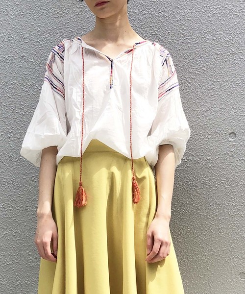 PICCIN（ピッチン）の「【WEB限定】カラフルエスニック刺繍ブラウス（シャツ/ブラウス・レディース・ネイビー/ブラウン/オフホワイト・MEDIUM）」の2枚目の写真