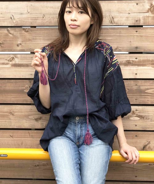 PICCIN（ピッチン）の「【WEB限定】カラフルエスニック刺繍ブラウス（シャツ/ブラウス・レディース・ネイビー/ブラウン/オフホワイト・MEDIUM）」の9枚目の写真