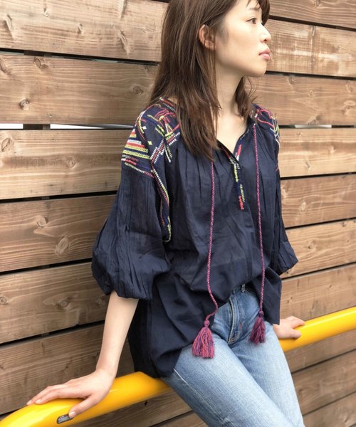PICCIN（ピッチン）の「【WEB限定】カラフルエスニック刺繍ブラウス（シャツ/ブラウス・レディース・ネイビー/ブラウン/オフホワイト・MEDIUM）」の8枚目の写真