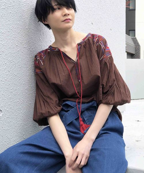PICCIN（ピッチン）の「【WEB限定】カラフルエスニック刺繍ブラウス（シャツ/ブラウス・レディース・ネイビー/ブラウン/オフホワイト・MEDIUM）」の18枚目の写真