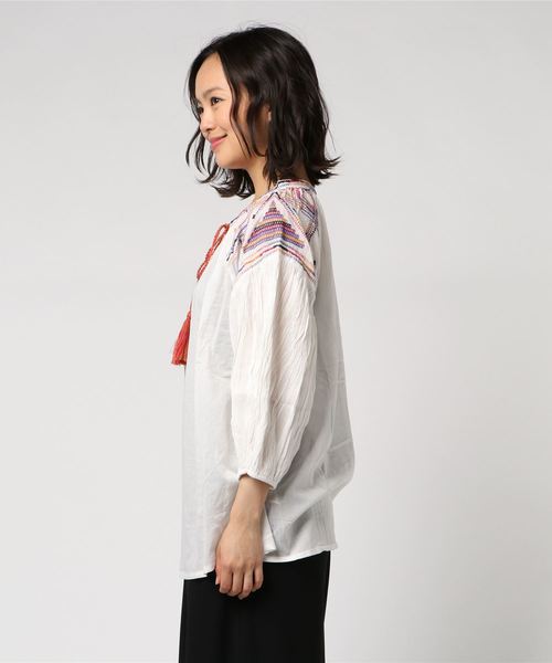 PICCIN（ピッチン）の「【WEB限定】カラフルエスニック刺繍ブラウス（シャツ/ブラウス・レディース・ネイビー/ブラウン/オフホワイト・MEDIUM）」の5枚目の写真