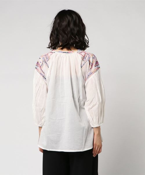 PICCIN（ピッチン）の「【WEB限定】カラフルエスニック刺繍ブラウス（シャツ/ブラウス・レディース・ネイビー/ブラウン/オフホワイト・MEDIUM）」の4枚目の写真