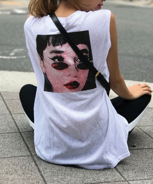 SPIGA（スピーガ）の「ﾊﾞｯｸﾌﾟﾘﾝﾄﾉｰｽﾘｶｯﾄTOPS（Tシャツ/カットソー・レディース・ホワイト/ブラック/ブルー・FREE）」の2枚目の写真