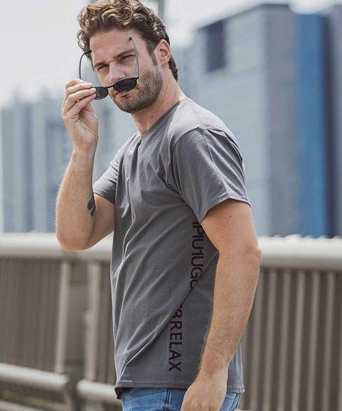 1PIU1UGUALE3  RELAX （ウノピゥウノウグァーレトレ リラックス）の「1PIU1UGUALE3 RELAX(ウノピゥウノウグァーレトレ リラックス)サイドロゴプリントTシャツ（Tシャツ/カットソー・メンズ・ホワイト/チャコールグレー/ブルー/ブラック/ダークグリーン/ライトブルー/パープル/ピンク/ネイビー・SMALL/MEDIUM/LARGE/X-LARGE/XX-LARGE）」の3枚目の写真