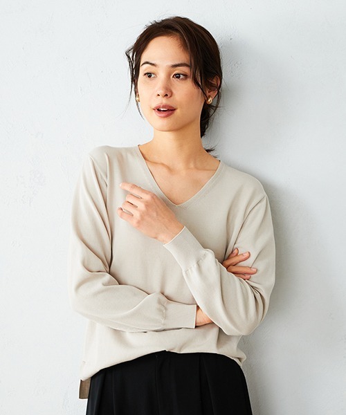 COMME CA ISM(コムサイズム)の「Vネック ニット プルオーバー(ニット/セーター・レディース・ブラック/オレンジ/ブルー/グレイッシュベージュ・MEDIUM/LARGE)」の3枚目の写真