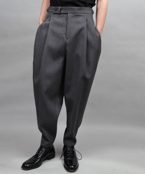 ato（アトウ）の「two tuck tapered pants（その他パンツ・メンズ・ダークグレー/ブラック・44/46/48）」の2枚目の写真