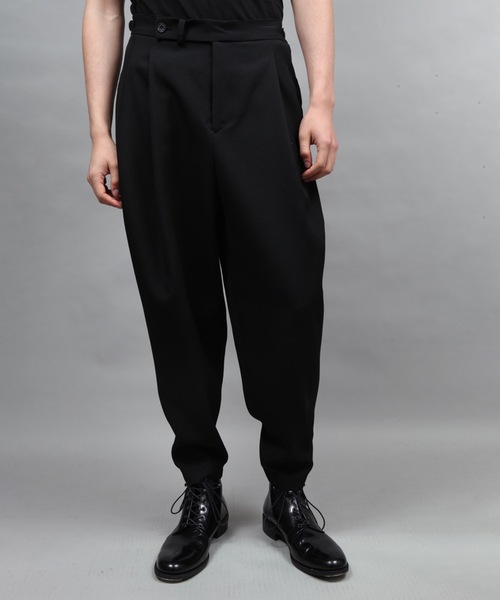 ato（アトウ）の「two tuck tapered pants（その他パンツ・メンズ・ダークグレー/ブラック・44/46/48）」の4枚目の写真