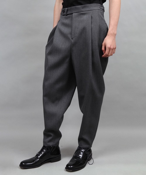 ato（アトウ）の「two tuck tapered pants（その他パンツ・メンズ・ダークグレー/ブラック・44/46/48）」の6枚目の写真