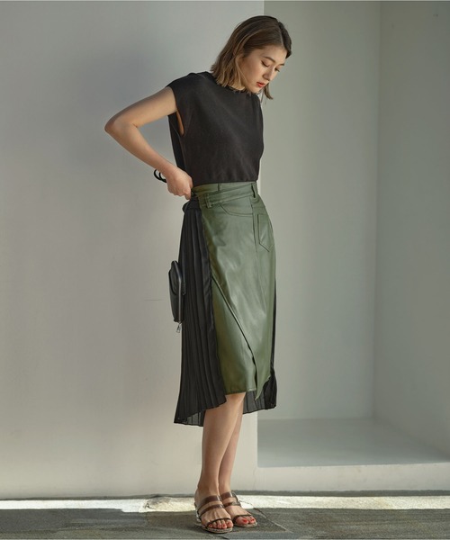KOBE LETTUCE(コウベレタス)の「フェイクレザー×シフォンプリーツスカート(スカート・レディース・グレイッシュベージュ/ホワイト系その他/カーキ・FREE)」の9枚目の写真
