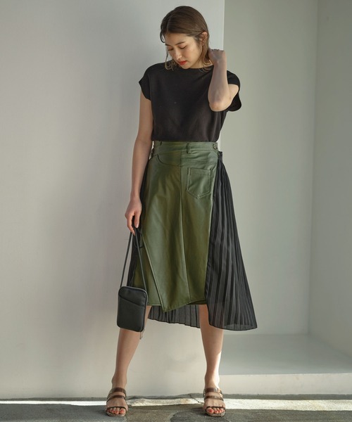 KOBE LETTUCE(コウベレタス)の「フェイクレザー×シフォンプリーツスカート(スカート・レディース・グレイッシュベージュ/ホワイト系その他/カーキ・FREE)」の10枚目の写真