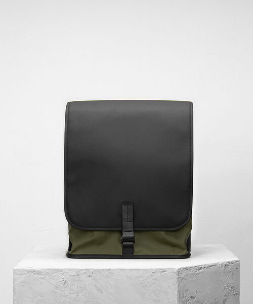 B:MING by BEAMS（ビーミングバイビームス）の「Topologie / Ransel Backpack（バックパック/リュック・メンズ・ブラック/オリーブ・ONE SIZE）」の4枚目の写真