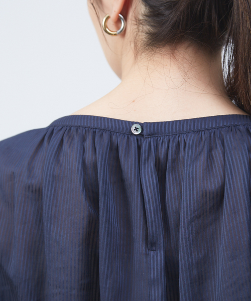 qualite（カリテ）の「シャドーストライプブラウス（シャツ/ブラウス・レディース・オフホワイト/ピンク/ネイビー・38）」の9枚目の写真