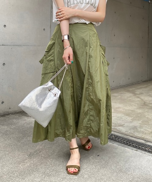 DouDou(ドゥドゥ)の「サテンカーゴスカート(スカート・レディース・カーキ/ブラック・FREE)」の2枚目の写真