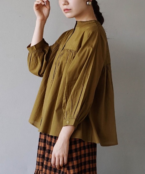 zootie（ズーティー）の「コットンピンタック マルチフロント フリルネックブラウス（シャツ/ブラウス・レディース・チャコール/グレイッシュベージュ/カーキ/スモークピンク/ホワイト/黄土色系/ライトベージュ/ブラック・フリー）」の4枚目の写真