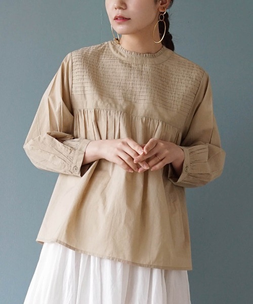 zootie（ズーティー）の「コットンピンタック マルチフロント フリルネックブラウス（シャツ/ブラウス・レディース・チャコール/グレイッシュベージュ/カーキ/スモークピンク/ホワイト/黄土色系/ライトベージュ/ブラック・フリー）」の5枚目の写真