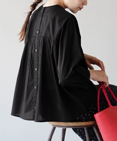 zootie（ズーティー）の「コットンピンタック マルチフロント フリルネックブラウス（シャツ/ブラウス・レディース・チャコール/グレイッシュベージュ/カーキ/スモークピンク/ホワイト/黄土色系/ライトベージュ/ブラック・フリー）」の2枚目の写真