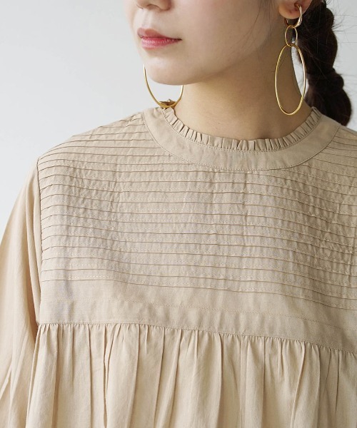 zootie（ズーティー）の「コットンピンタック マルチフロント フリルネックブラウス（シャツ/ブラウス・レディース・チャコール/グレイッシュベージュ/カーキ/スモークピンク/ホワイト/黄土色系/ライトベージュ/ブラック・フリー）」の15枚目の写真