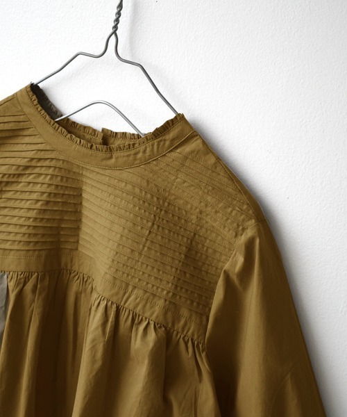 zootie（ズーティー）の「コットンピンタック マルチフロント フリルネックブラウス（シャツ/ブラウス・レディース・チャコール/グレイッシュベージュ/カーキ/スモークピンク/ホワイト/黄土色系/ライトベージュ/ブラック・フリー）」の18枚目の写真