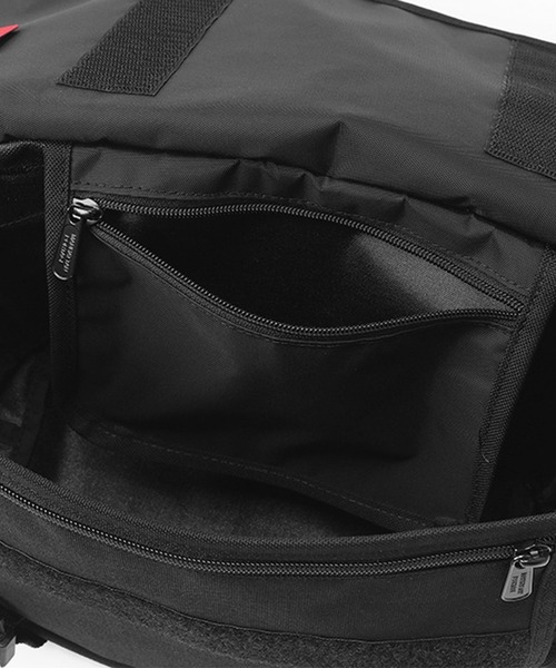 Manhattan Portage（マンハッタンポーテージ）の「Tillary Messenger Bag（メッセンジャーバッグ・メンズ・ブラック・MEDIUM）」の3枚目の写真