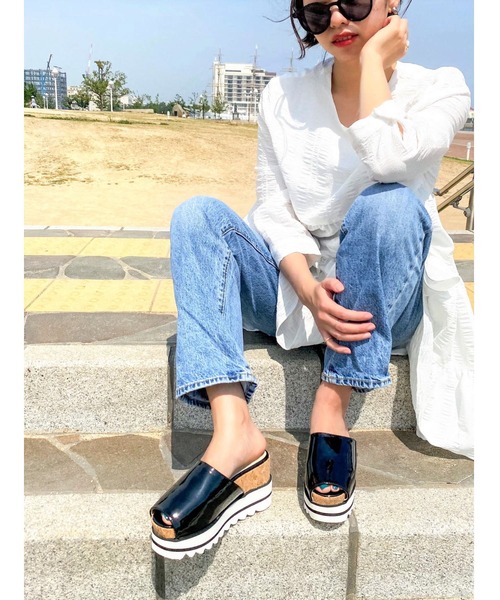 Sugar Sugar（シュガーシュガー）の「【SUGAR SUGAR シュガーシュガー】シャークエナメルサンダル（サンダル・レディース・ピンク系その他/ブルー系その他/ブラック系その他/イエロー系その他/ホワイト系その他・M/S/L/LL）」の3枚目の写真