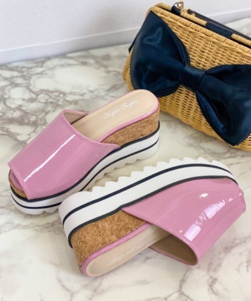 Sugar Sugar（シュガーシュガー）の「【SUGAR SUGAR シュガーシュガー】シャークエナメルサンダル（サンダル・レディース・ピンク系その他/ブルー系その他/ブラック系その他/イエロー系その他/ホワイト系その他・M/S/L/LL）」の5枚目の写真