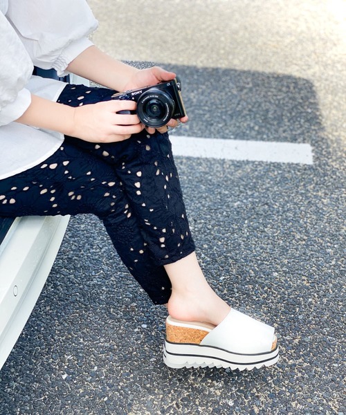 Sugar Sugar（シュガーシュガー）の「【SUGAR SUGAR シュガーシュガー】シャークエナメルサンダル（サンダル・レディース・ピンク系その他/ブルー系その他/ブラック系その他/イエロー系その他/ホワイト系その他・M/S/L/LL）」の8枚目の写真