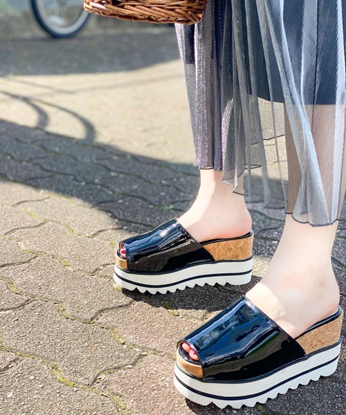 Sugar Sugar（シュガーシュガー）の「【SUGAR SUGAR シュガーシュガー】シャークエナメルサンダル（サンダル・レディース・ピンク系その他/ブルー系その他/ブラック系その他/イエロー系その他/ホワイト系その他・M/S/L/LL）」の15枚目の写真