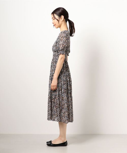 MEW'S REFINED CLOTHES（ミューズリファインドクローズ）の「パフスリーブシャーリング花柄ワンピース（ワンピース・レディース・ブラック/ホワイト・MEDIUM）」の4枚目の写真