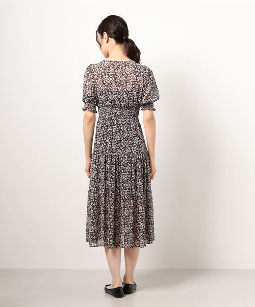 MEW'S REFINED CLOTHES（ミューズリファインドクローズ）の「パフスリーブシャーリング花柄ワンピース（ワンピース・レディース・ブラック/ホワイト・MEDIUM）」の3枚目の写真