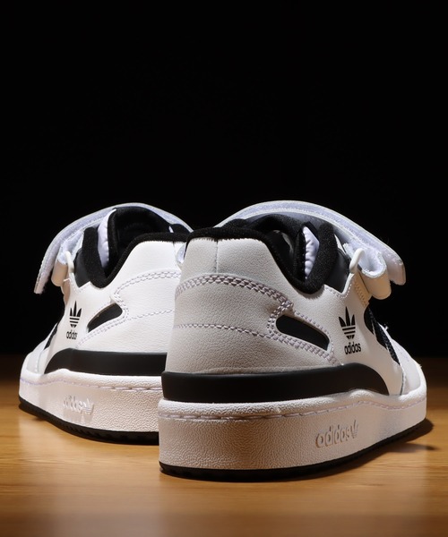 adidas（アディダス）の「adidas FORUM LOW / アディダス フォーラム ロー（スニーカー・メンズ・ホワイト・26.5cm/28.0cm/25.0cm/24.0cm/23.5cm/26.0cm/27.0cm/23.0cm/24.5cm/27.5cm/29.0cm/28.5cm/22.5cm）」の4枚目の写真