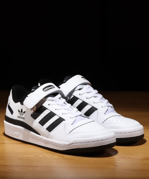 adidas（アディダス）の「adidas FORUM LOW / アディダス フォーラム ロー（スニーカー・メンズ・ホワイト・26.5cm/28.0cm/25.0cm/24.0cm/23.5cm/26.0cm/27.0cm/23.0cm/24.5cm/27.5cm/29.0cm/28.5cm/22.5cm）」の2枚目の写真