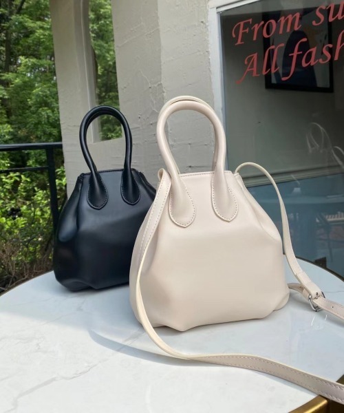 Loco Ocean（ロコオーシャン）の「巾着風バケツ型 2wayショルダーバッグ（ショルダーバッグ・レディース・ベージュ/ブラック/オフホワイト・ONE SIZE）」の2枚目の写真