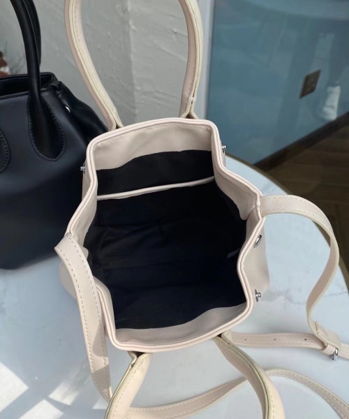 Loco Ocean（ロコオーシャン）の「巾着風バケツ型 2wayショルダーバッグ（ショルダーバッグ・レディース・ベージュ/ブラック/オフホワイト・ONE SIZE）」の19枚目の写真