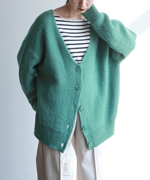 feepur（フェピュール）の「《ウォッシャブル》カラバリシャギーVネックカーディガン（カーディガン/ボレロ・レディース・グリーン/モカ/ブラック/パープル/オフホワイト/ピンク/イエロー・MEDIUM）」の2枚目の写真