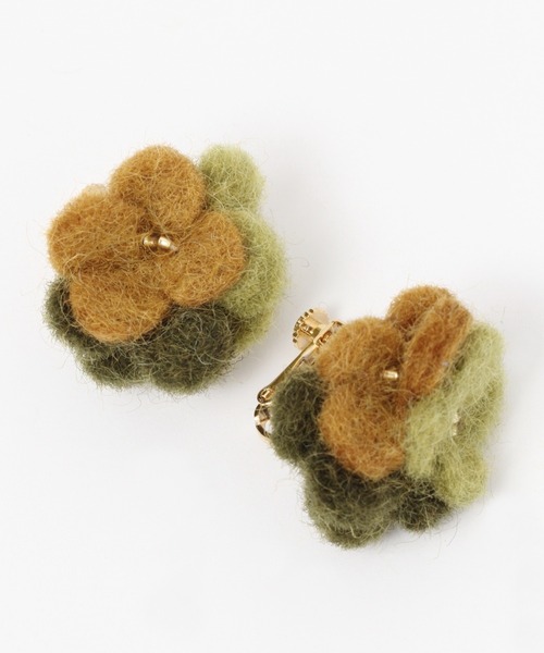 studio CLIP(スタディオクリップ)の「ミックスカラープチフラワーイヤリング(イヤリング・レディース・ブラウン/ブルー/イエロー・FREE)」の3枚目の写真