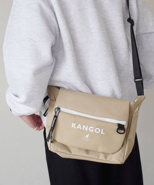 KANGOL(カンゴール)の「【KANGOL/カンゴール】 ロゴプリント フラップ ショルダーバッグ(ショルダーバッグ・メンズ・ブラック/ベージュ/ブラック系その他・FREE)」の1枚目の写真