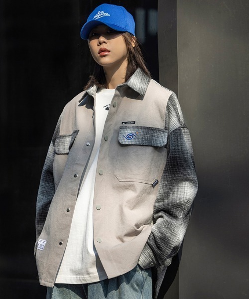 .KOM(ドットコム)の「A'GEM/9 × .kom『.kom/ドットケーオーエム』バック刺繍デザイン チェックシャツ(シャツ/ブラウス・メンズ・ブラック/グレー・M/L)」の2枚目の写真
