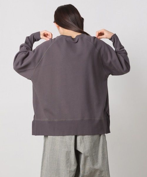 OMNES(オムネス)の「裏毛スウェット ラグランプルオーバー ロゴプリント(スウェット・レディース・ネイビー/アイボリー/モスグリーン/チャコール・FREE)」の21枚目の写真