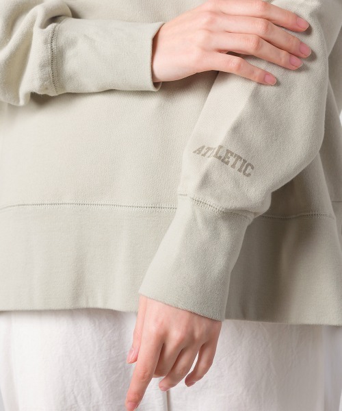 OMNES(オムネス)の「裏毛スウェット ラグランプルオーバー ロゴプリント(スウェット・レディース・ネイビー/アイボリー/モスグリーン/チャコール・FREE)」の13枚目の写真