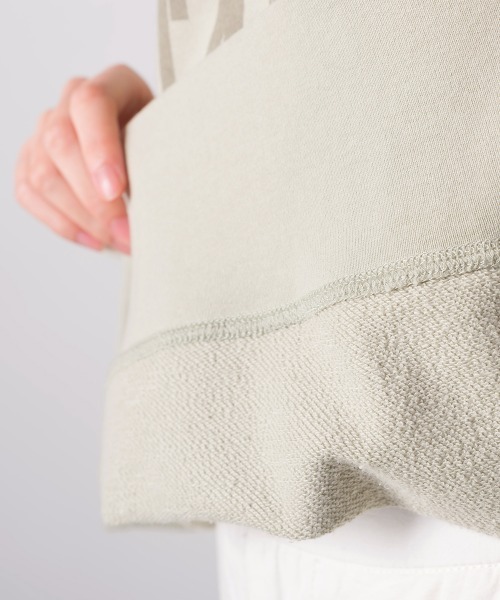 OMNES(オムネス)の「裏毛スウェット ラグランプルオーバー ロゴプリント(スウェット・レディース・ネイビー/アイボリー/モスグリーン/チャコール・FREE)」の17枚目の写真