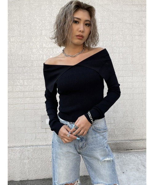 EGOIST（エゴイスト）の「ビッグカラーオフショルニットトップスII（ニット/セーター・レディース・ホワイト/ブラック/グリーン・FREE）」の2枚目の写真