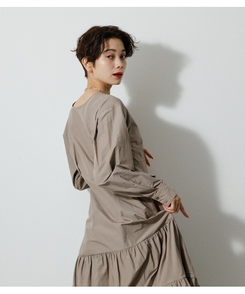 AZUL by moussy(アズールバイマウジー)の「2WAY CACHECOEUR TIERED OP/2WAYカシュクールティアードワンピース(ワンピース・レディース・ブラック/ベージュ・SMALL/MEDIUM)」の4枚目の写真