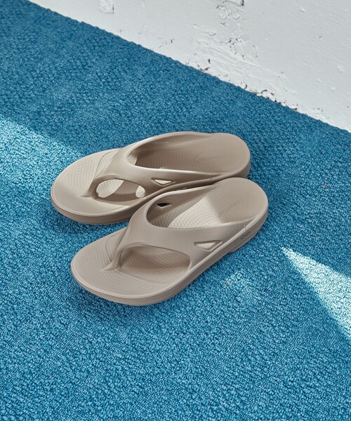 OOFOS（ウーフォス）の「＜OOFOS＞OORIGINAL サンダル（サンダル・メンズ・ブラック/ベージュ/ダークグレー/オリーブ/ワインレッド/ナチュラル/ダークグリーン・26cm/27cm/28cm）」の4枚目の写真